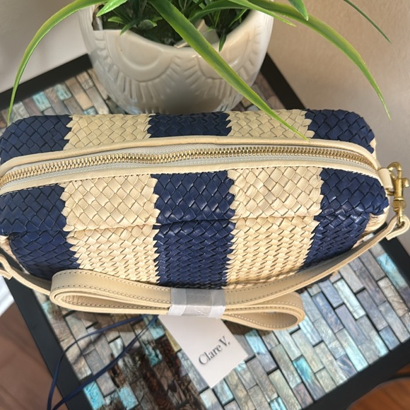 ❤️❤️❤️ Host Pick Clara V. Marisol Woven Leather Crossbody Bag❤️❤️❤️❤️
Clare V. - Picture 4 of 13